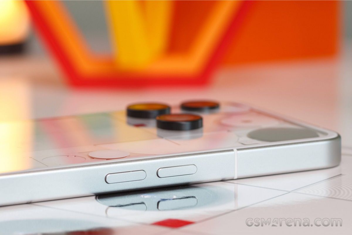 Cận cảnh cạnh trái Nothing Phone 3