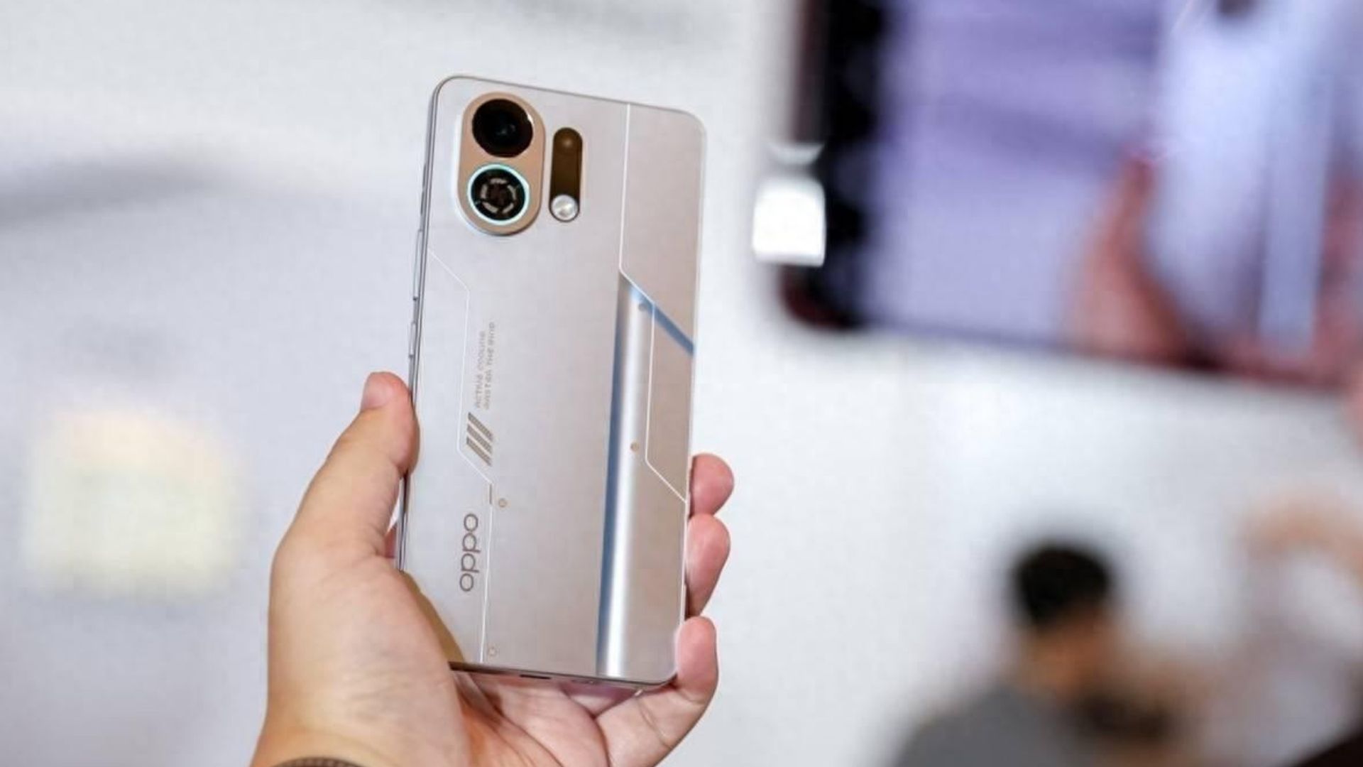 Cận cảnh gaming phone OPPO K13 Turbo Pro: Snapdragon 8s Gen 4, quạt tản nhiệt trong máy, giá 7.2 triệu