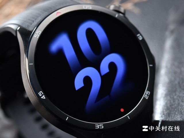 OPPO Watch X2 có mặt đồng hồ dạng tròn, nó phù hợp với đại đa số người dùng và trông như một món phụ kiện với chất liệu Titan cao cấp