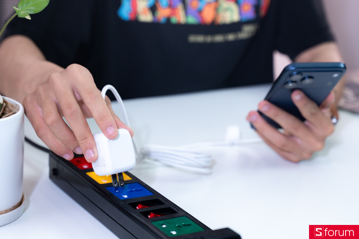 Trên tay củ sạc Belkin Type-C 50W giúp người dùng tiết kiệm diện tích khi cắm ổ điện