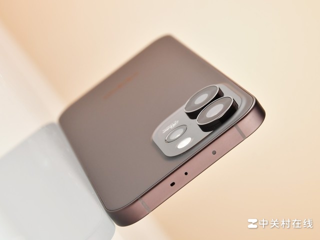 Cận cảnh OPPO Reno15 ở khu vực cạnh trên