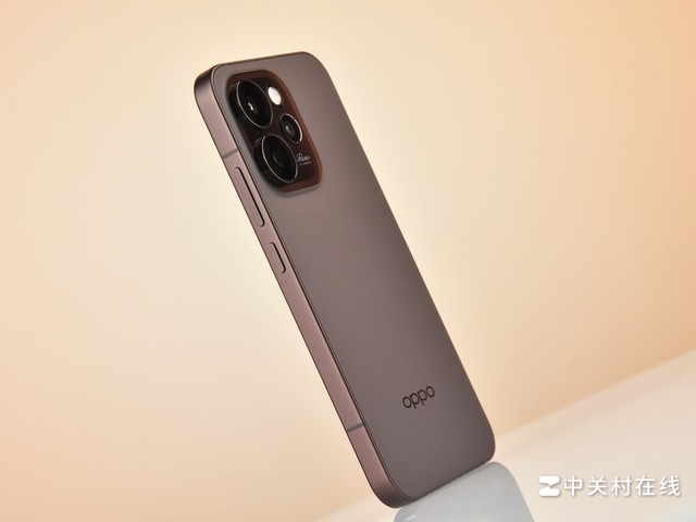 Cận cảnh OPPO Reno15 với khung viền kim loại