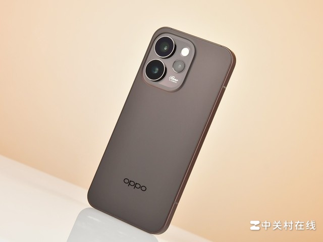 Cận cảnh OPPO Reno15 với mặt lưng sử dụng công nghệ quang khác holographic