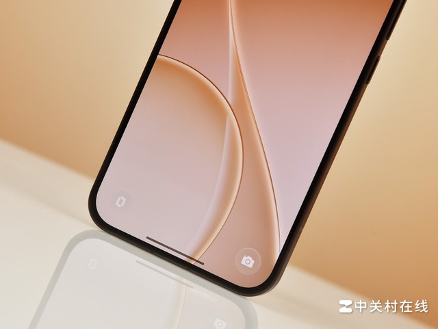 Cận cảnh OPPO Reno15 với viền màn hình mỏng đều ở các cạnh