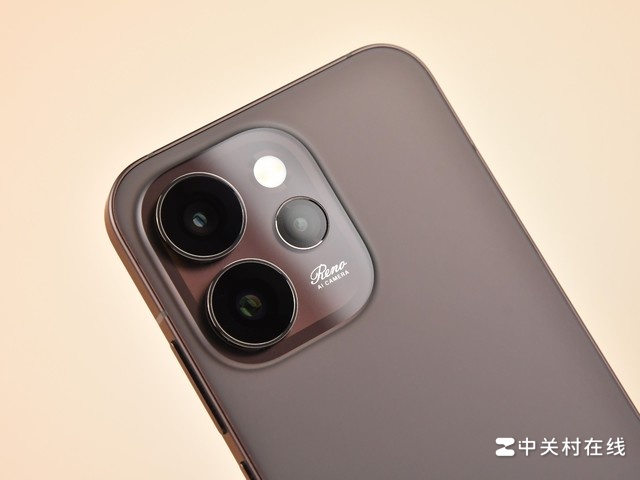 Cận cảnh OPPO Reno15 với thiết kế mô-đun camera sau