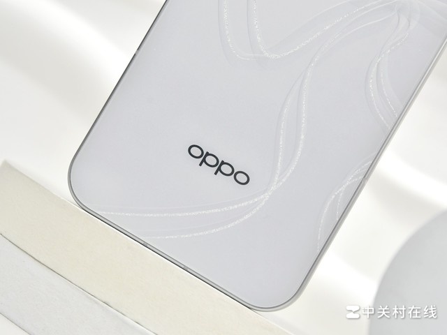 Cận cảnh OPPO Reno15 Pro với mặt lưng kính