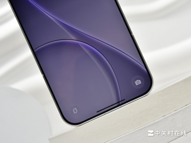Cận cảnh OPPO Reno15 Pro với viền màn hình mỏng đều 4 cạnh