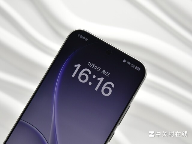 Cận cảnh OPPO Reno15 Pro với màn hình 6.78 inches