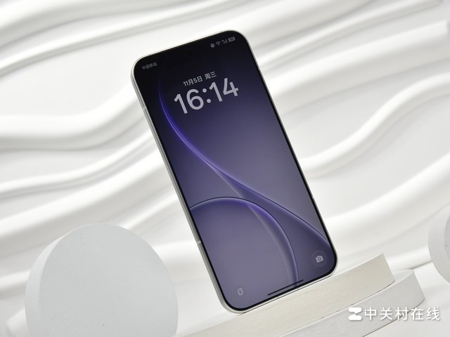 Cận cảnh OPPO Reno15 Pro về màn hình