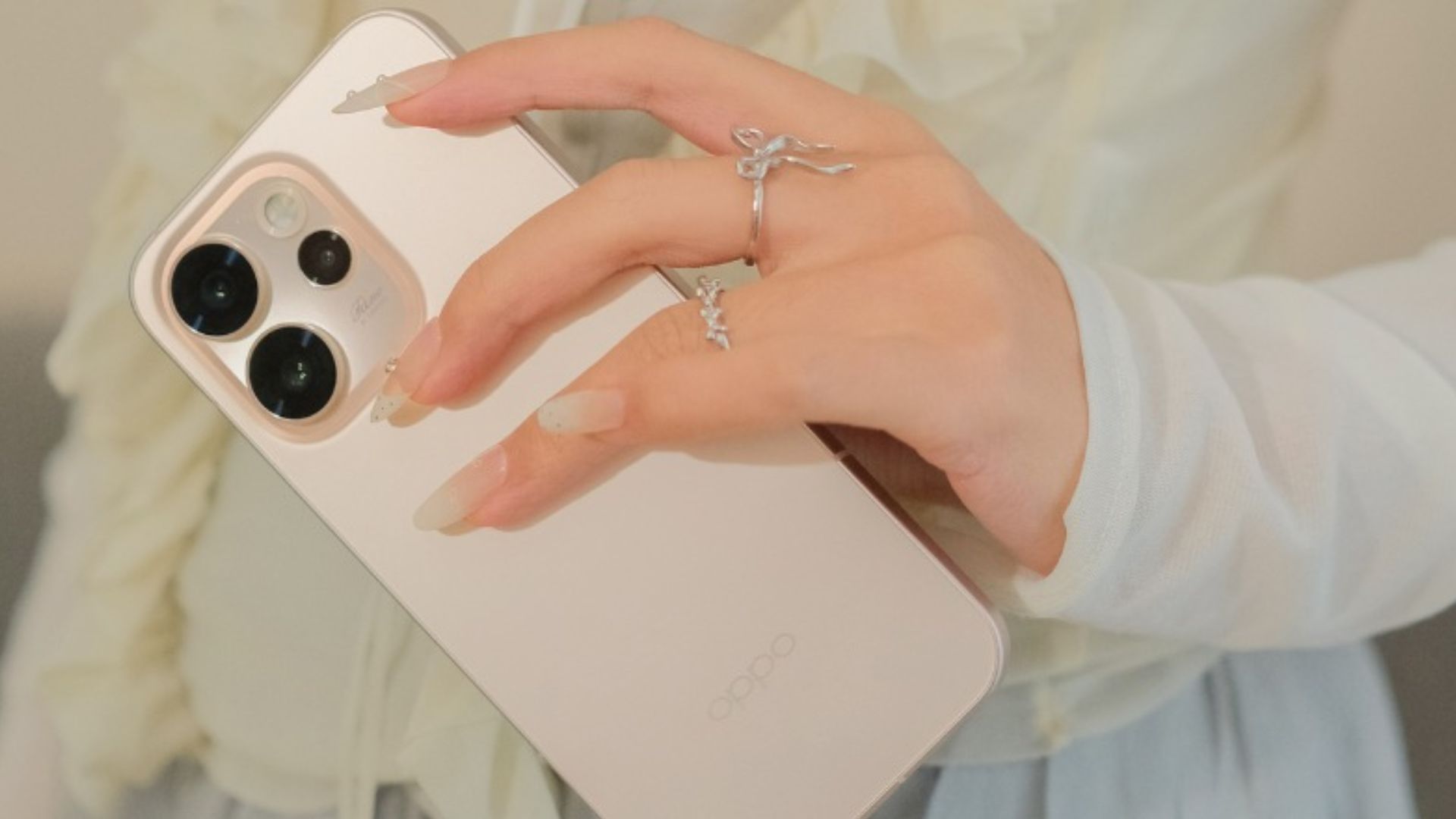 Cận cảnh OPPO Reno15 Pro: Thiết kế nơ độc đáo, tản nhiệt Nano Ice Crystal, pin khủng, giá từ 13.7 triệu đồng