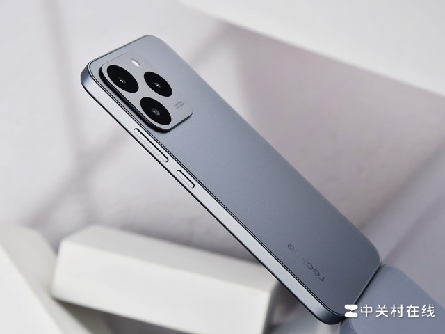 Cận cảnh realme 15T ở cạnh phải