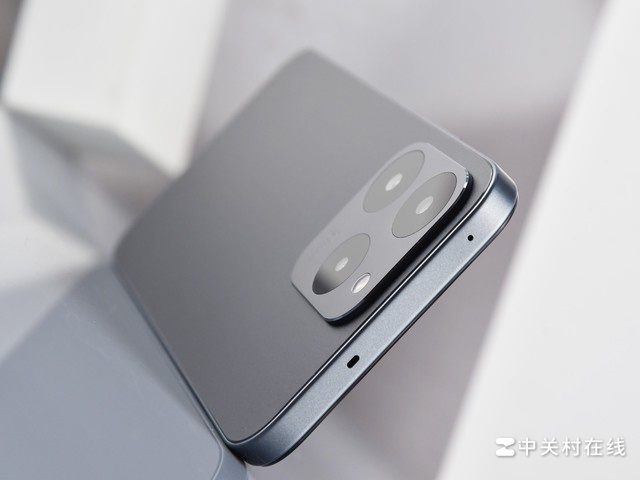 Cận cảnh realme 15T ở cạnh trên
