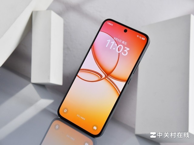 Cận cảnh realme 15T với màn hình có độ sáng 4,000 nits