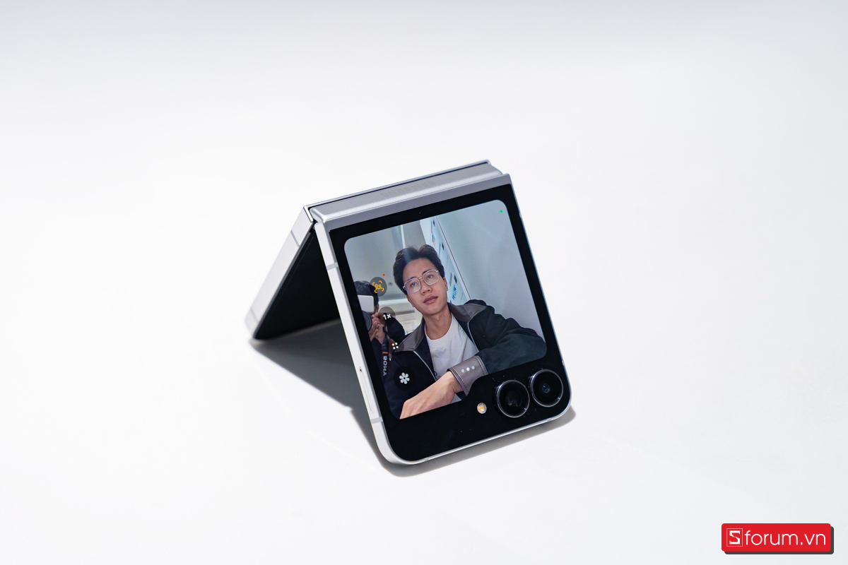 Trên tay Galaxy Z Flip 7 FE với tính năng ProVisual Engine