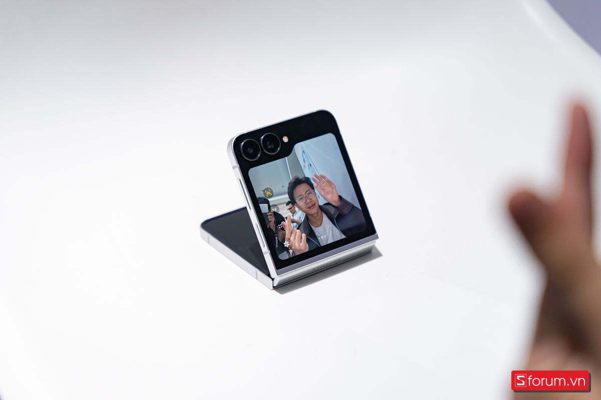 Trên tay Galaxy Z Flip 7 FE với ngoại hình tương tự Z Flip 6