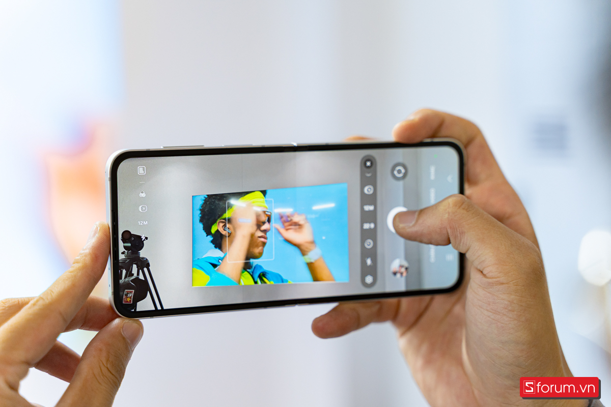 Trên tay Galaxy Z Flip 7 FE với camera chính 50MP