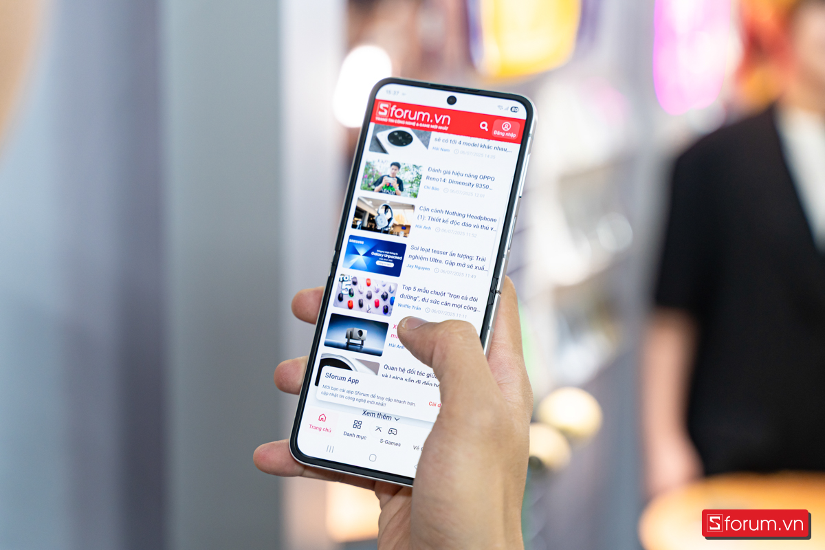 Trên tay Galaxy Z Flip 7 FE với dung lượng RAM 8GB và bộ nhớ trong từ 128GB