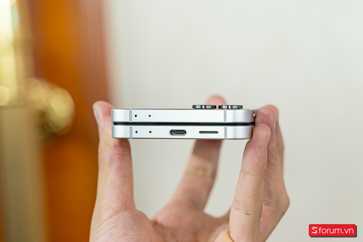 Samsung Galaxy Z Flip 7 FE khi gập lại dày 14.9mm