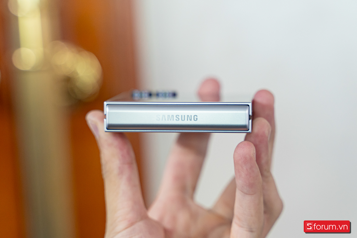 Trên tay Galaxy Z Flip 7 FE khi gập lại