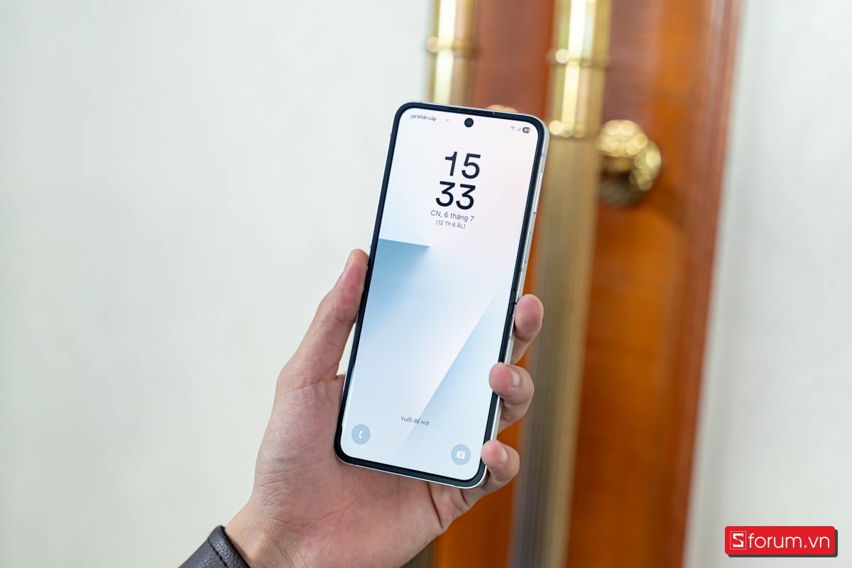 So với Z Flip 7, phiên bản FE có viền màn hình dày hơn