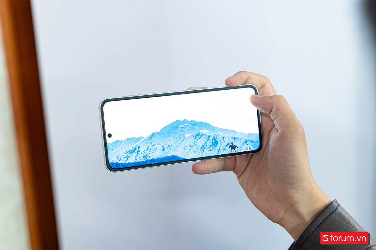 Trên tay Galaxy Z Flip 7 FE với màn hình chính 6.7 inches