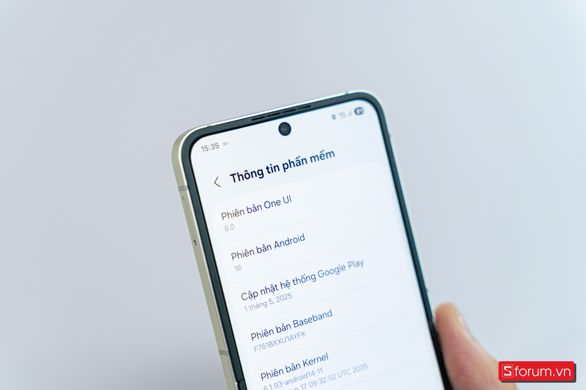 Trên tay Galaxy Z Flip 7 FE với giao diện One UI 8