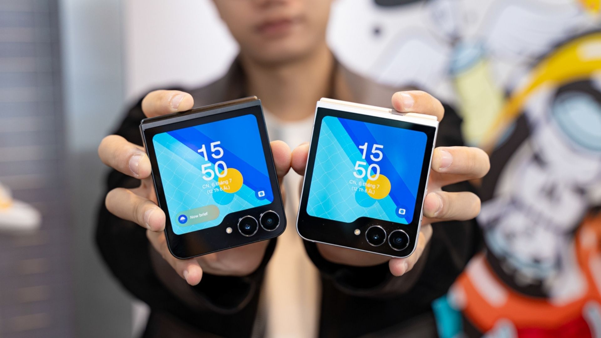 Trên tay Samsung Galaxy Z Flip7 FE: Chính xác hơn là Z Flip6 phiên bản chạy chip Exynos 2400, chỉ có 2 màu Đen, Trắng