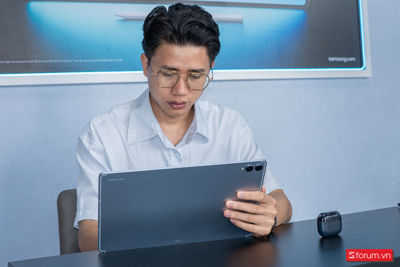 Trên tay Samsung Tab S11 Ultra với thời lượng pin được nâng cấp