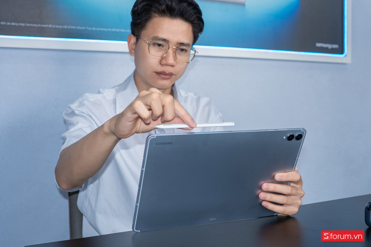 Trên tay Samsung Tab S11 Ultra với cạnh bên có thể giữ bút S-Pen