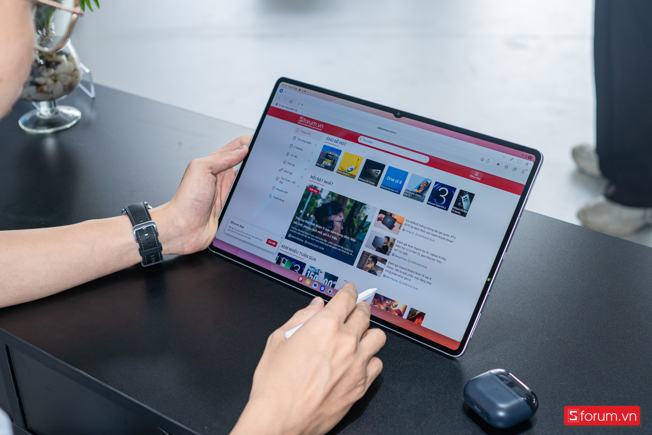 Trên tay Samsung Tab S11 Ultra với màn hình có độ sáng 1,600 nits