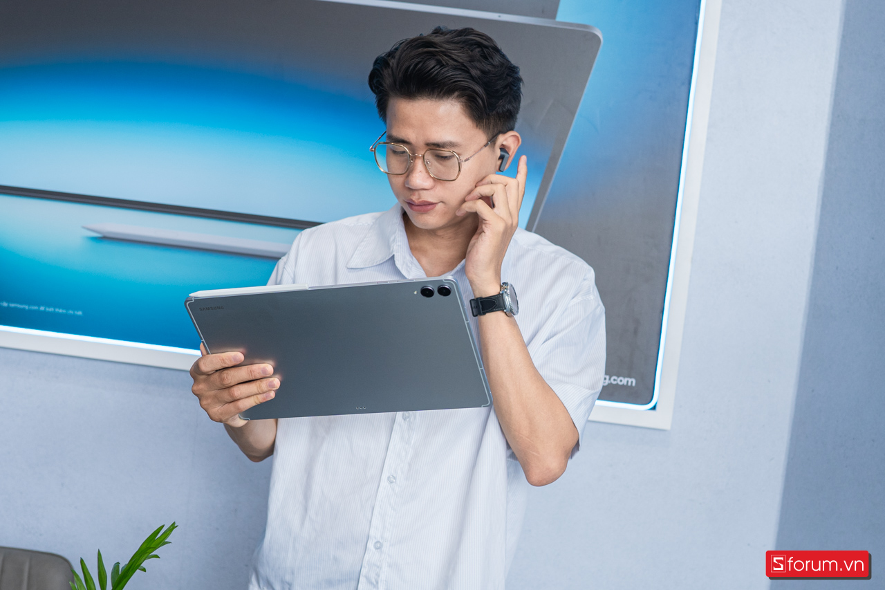 Trên tay Samsung Tab S11 Ultra với mặt lưng kim loại
