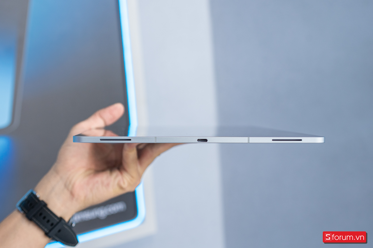 Trên tay Samsung Tab S11 Ultra với khu vực cổng sạc