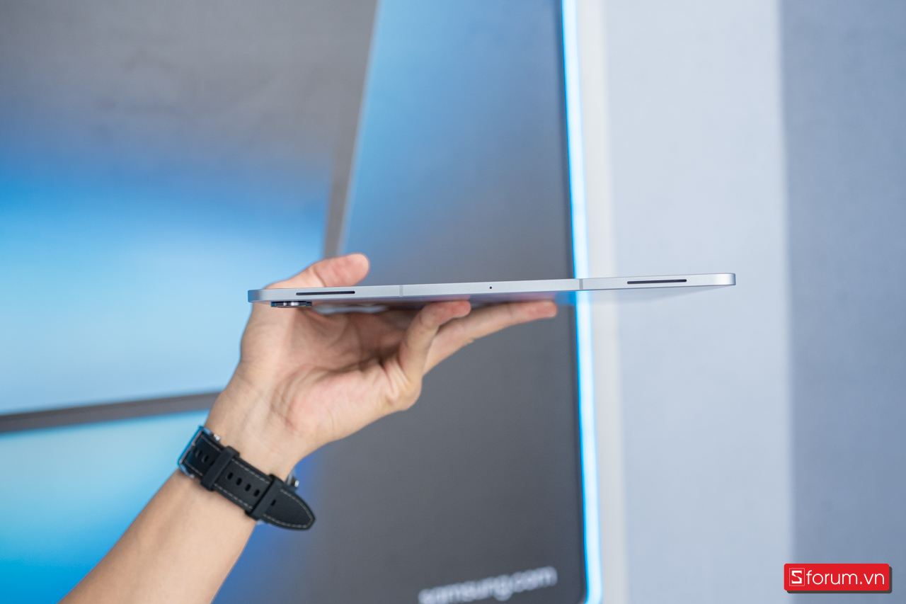 Trên tay Samsung Tab S11 Ultra với dải loa cạnh trên