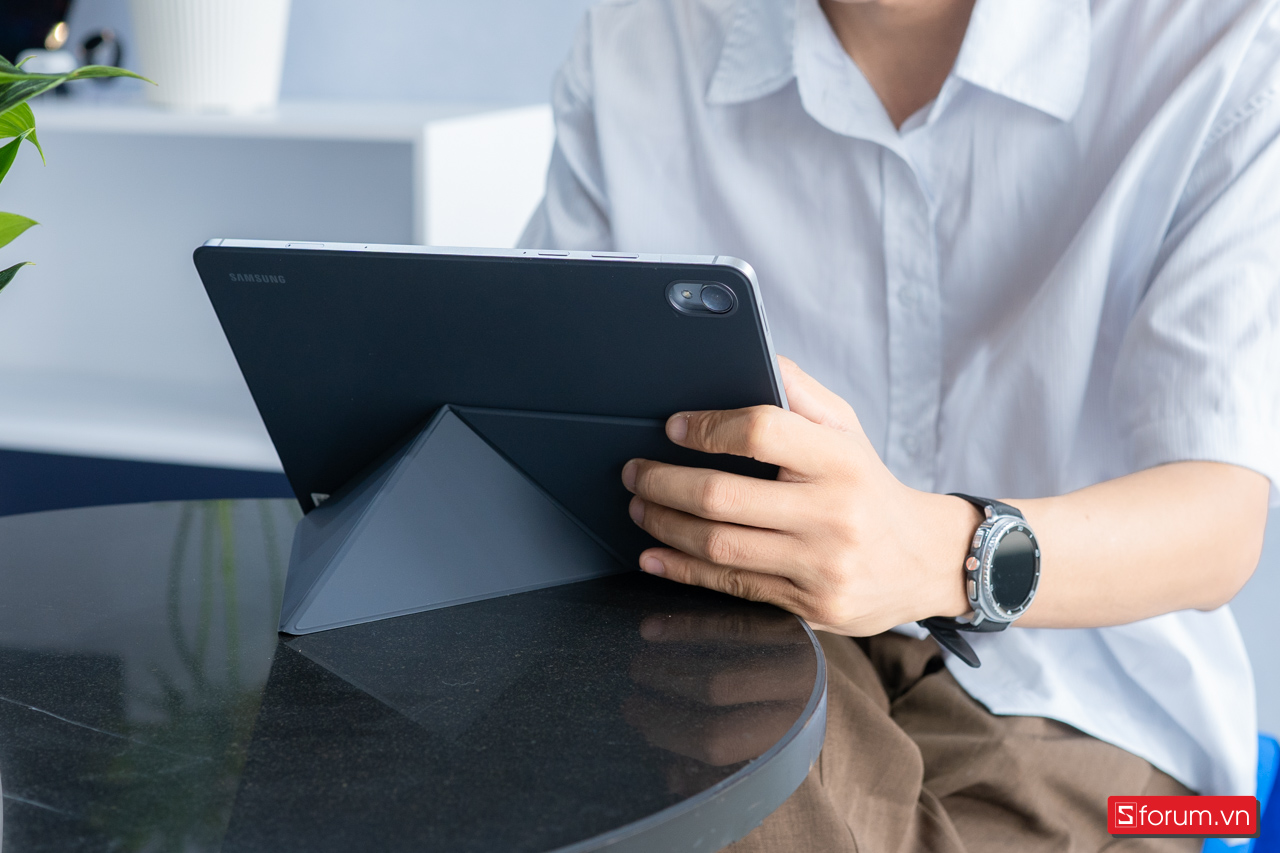 Trên tay Samsung Tab S11 với màn hình nhỏ gọn mà sắc nét