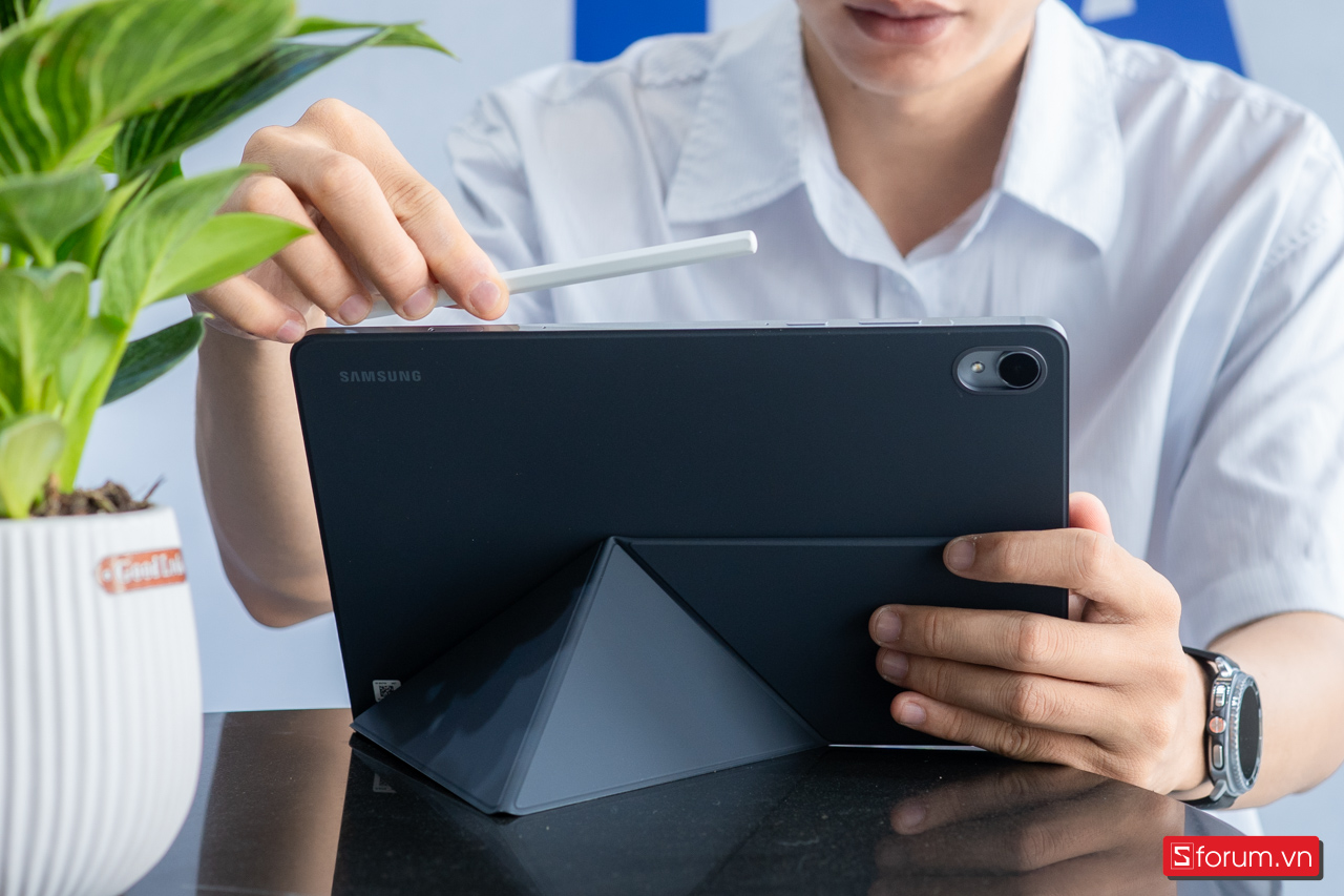 Trên tay Samsung Tab S11 với vị trí đặt bút S-pen