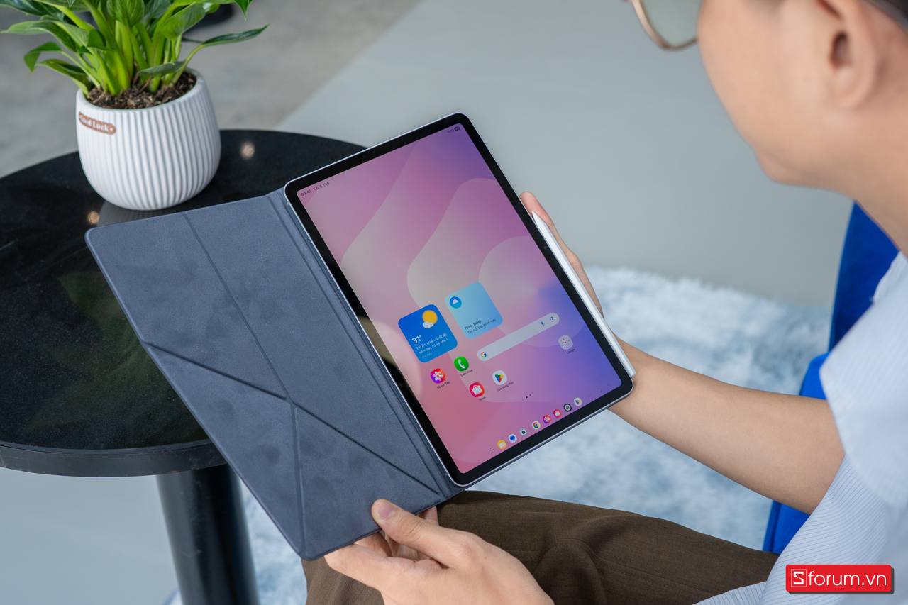 Trên tay Samsung Tab S11 với cảm giác cầm nắm thoải mái hơn