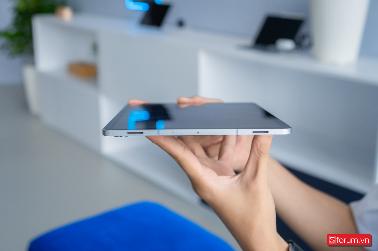 Trên tay Samsung Tab S11 với cạnh trên là dải loa