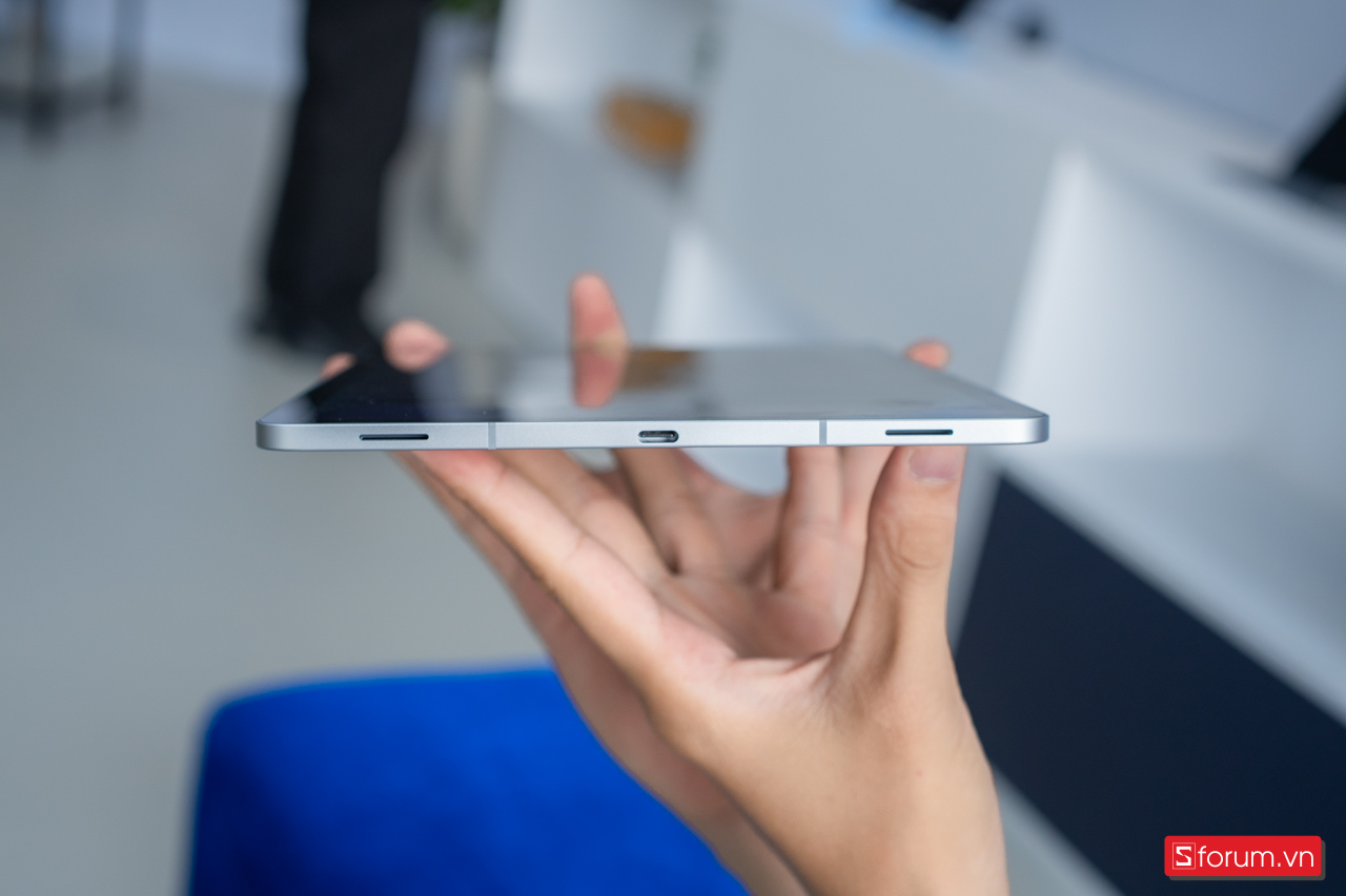 Trên tay Samsung Tab S11 với khu vực cổng sạc USB-C