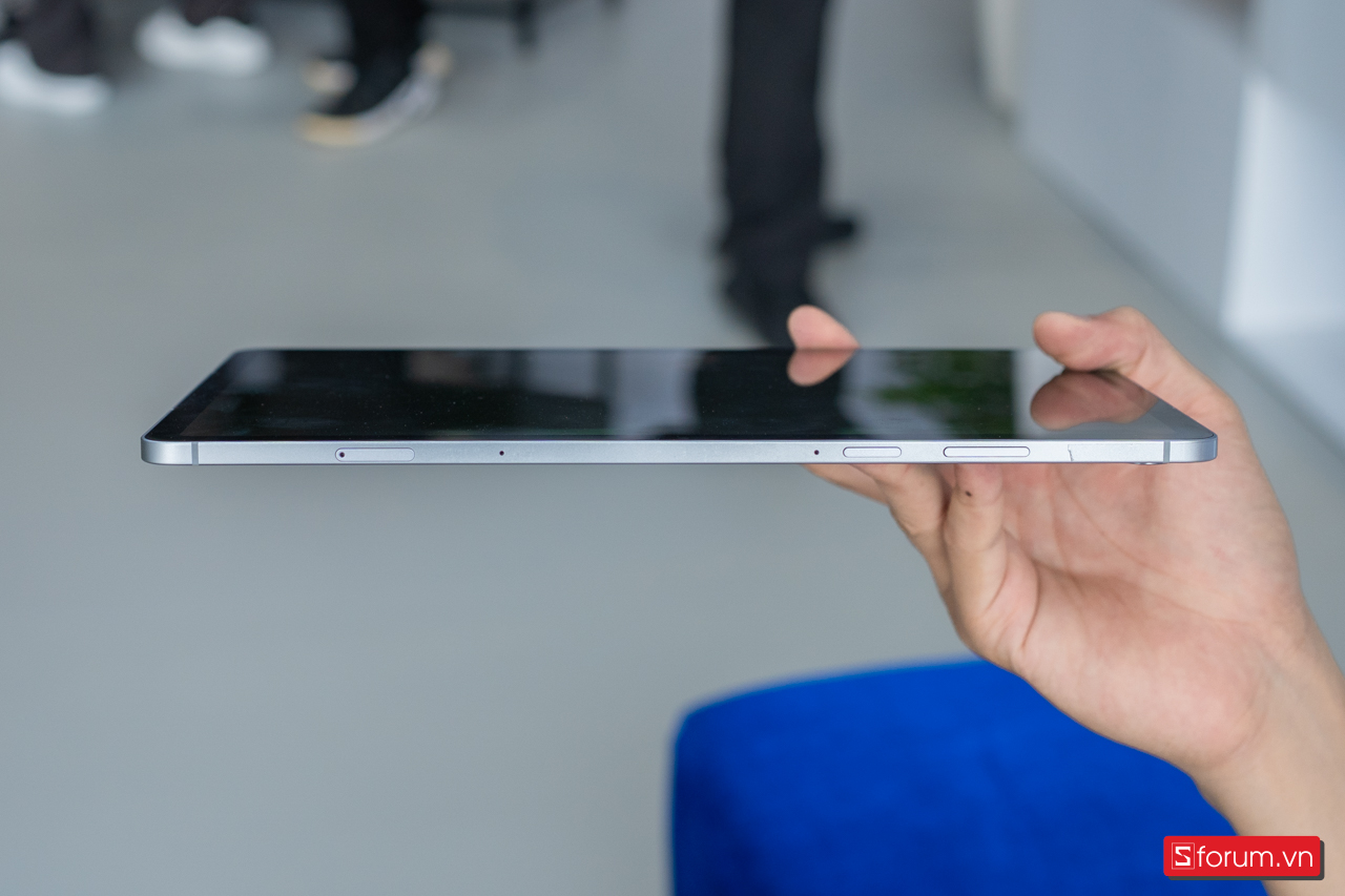 Trên tay Samsung Tab S11 với khu vực cổng sạc USB-C với khu vực đặt các nút cứng