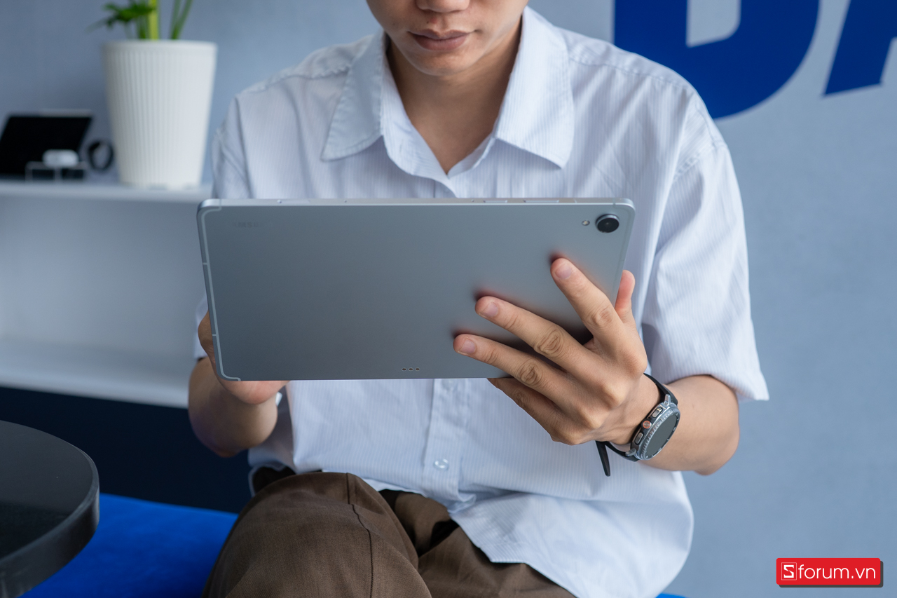 Trên tay Samsung Tab S11 với mặt lưng kim loại