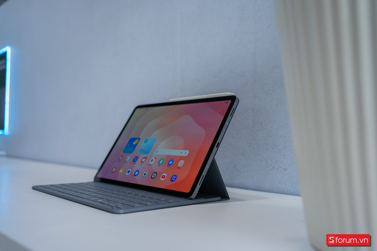 Trên tay Samsung Tab S11 với thiết kế mỏng nhẹ