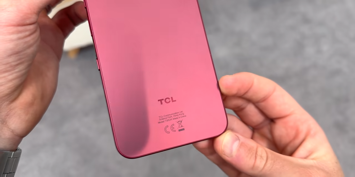 Cận cảnh TCL P80 Ultra phiên bản màu đỏ