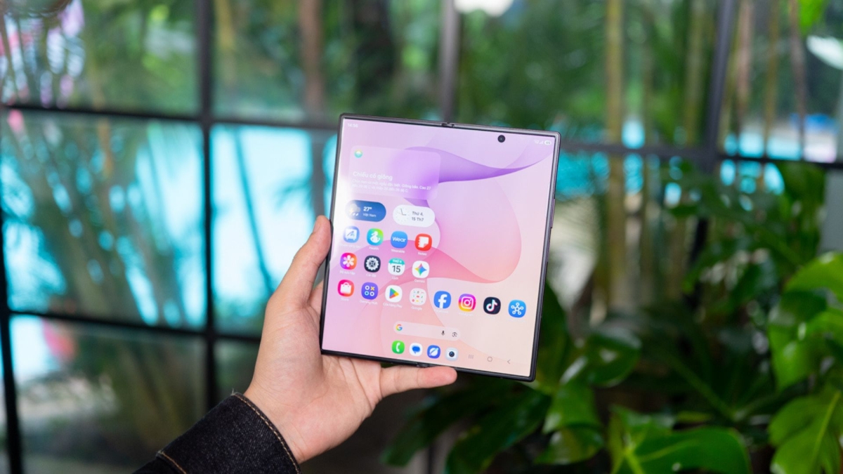 Đang dùng iPhone 15 Pro Max có nên lên đời Z Fold8 Ultra