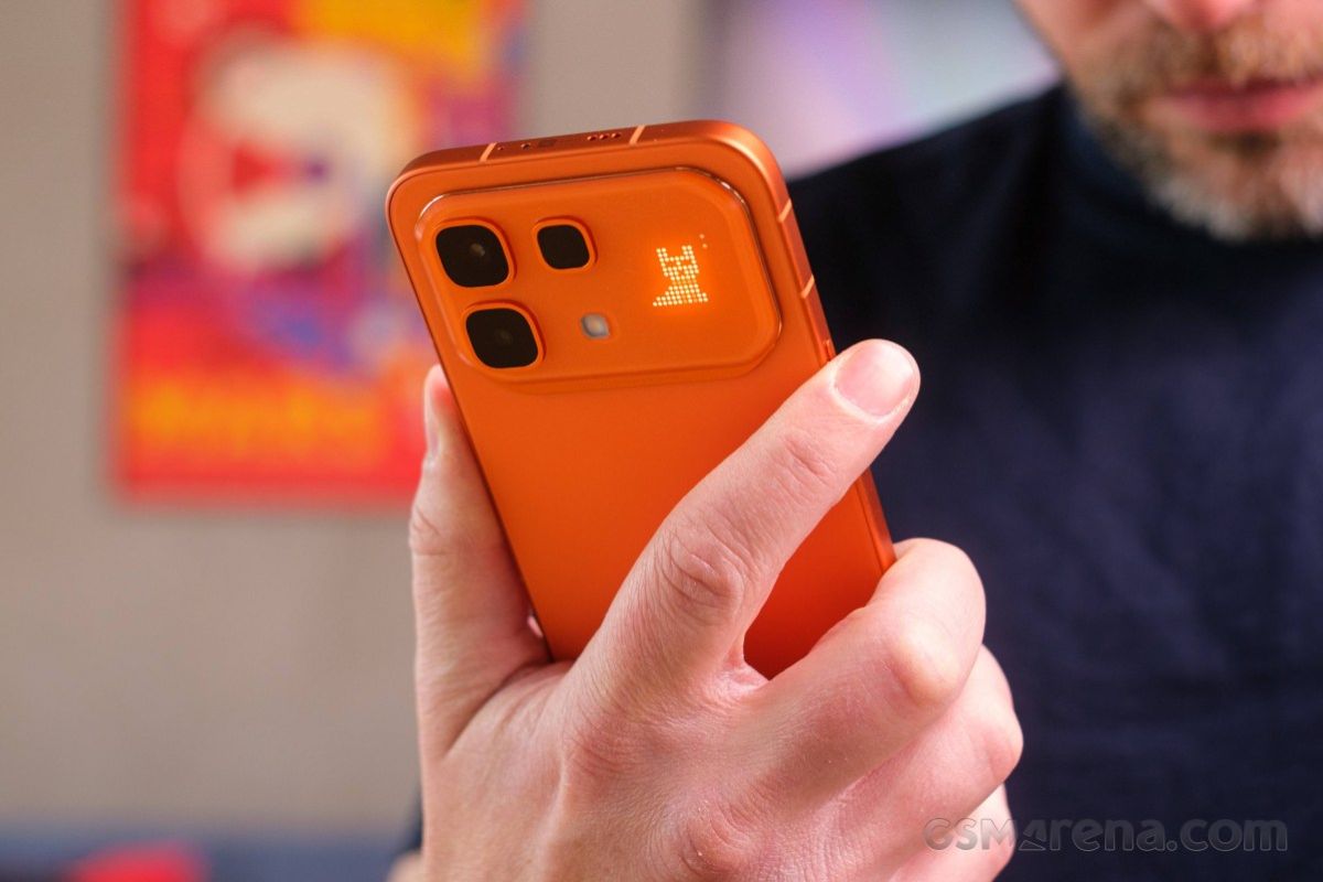 Cận cảnh Infinix Note 60 Pro với mặt lưng kính