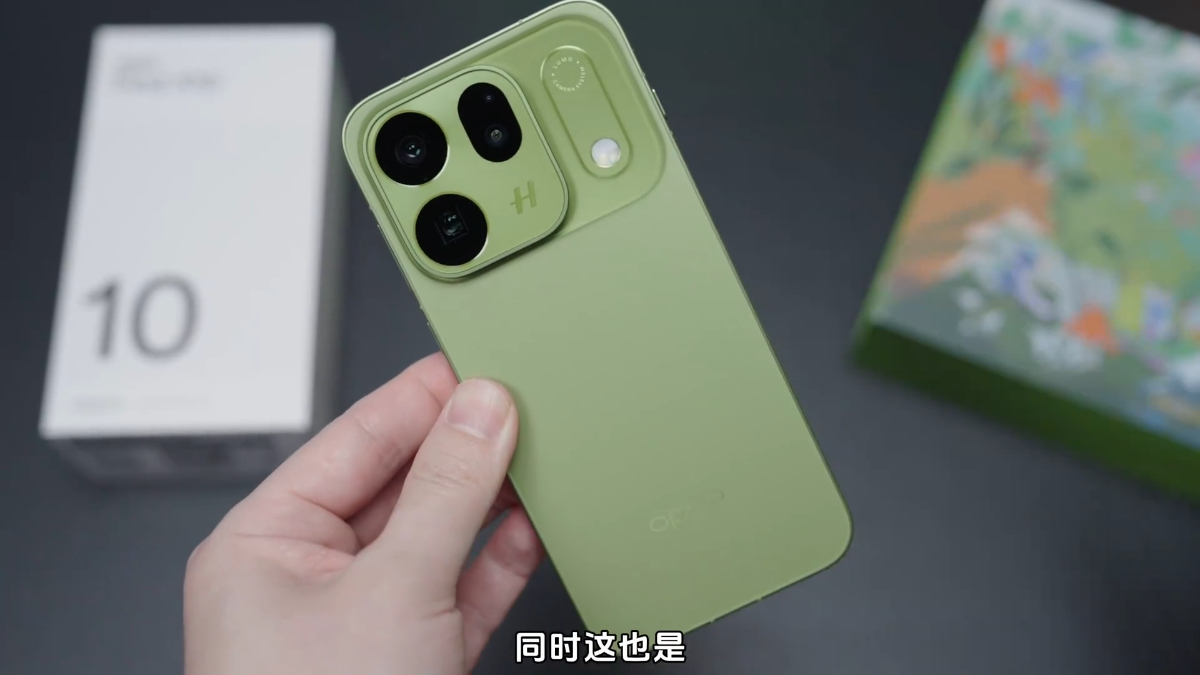 Cận cảnh OPPO Find X10 Pro Max xanh rừng về cụm camera vuông bo tròn lớn với logo H Hasselblad