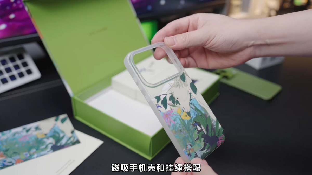 Cận cảnh OPPO Find X10 Pro Max xanh rừng về ốp lưng từ tính in cùng họa tiết rừng