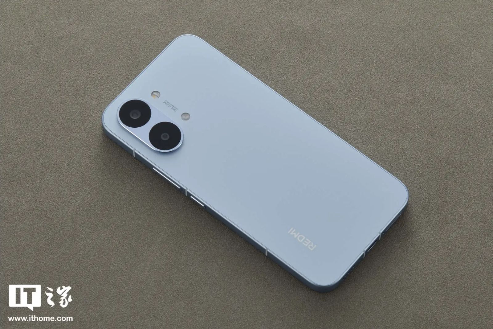 Cận cảnh Redmi Turbo 5 Max với mặt lưng kính