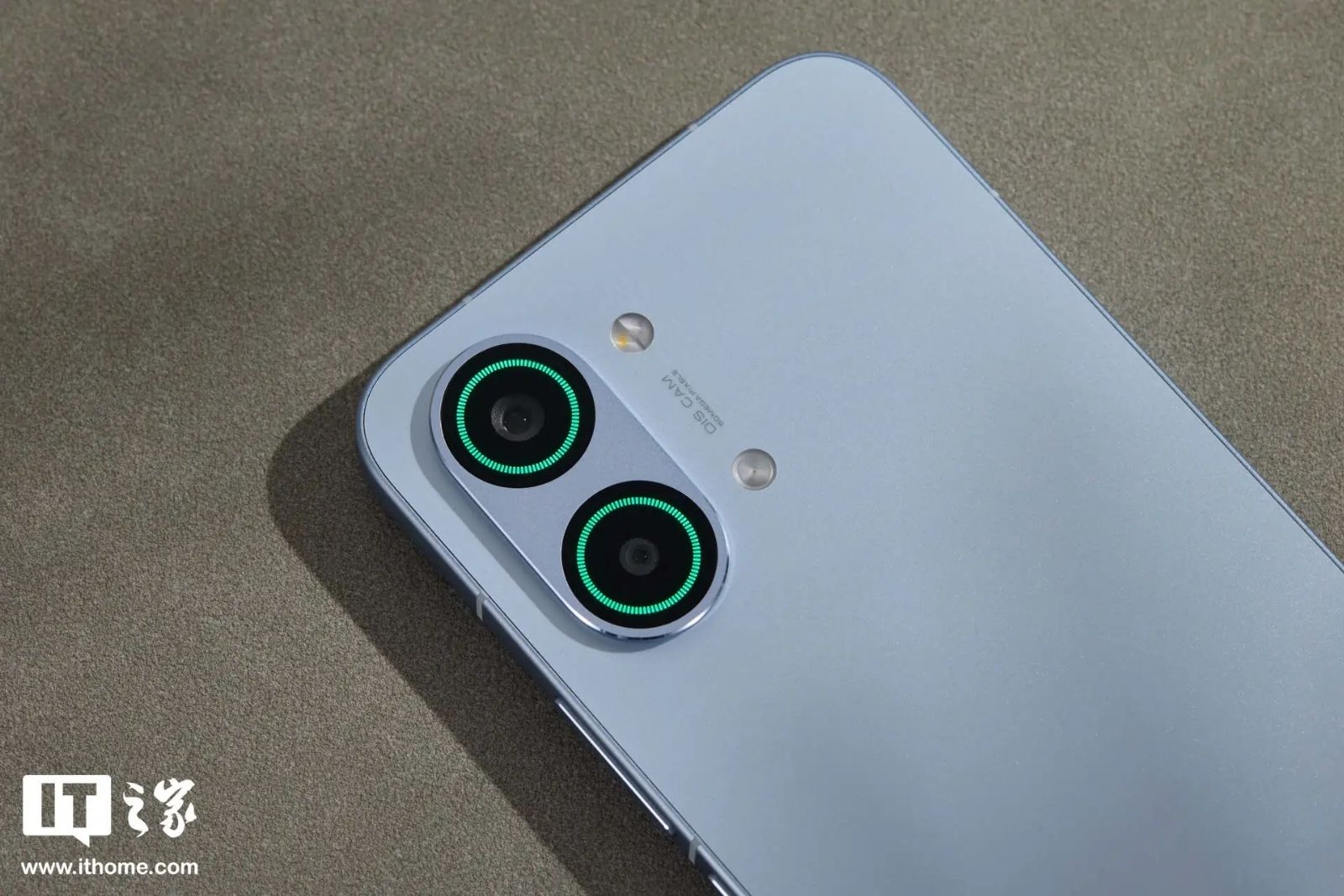 Cận cảnh Redmi Turbo 5 Max với cụm camera có đèn LED xung quanh