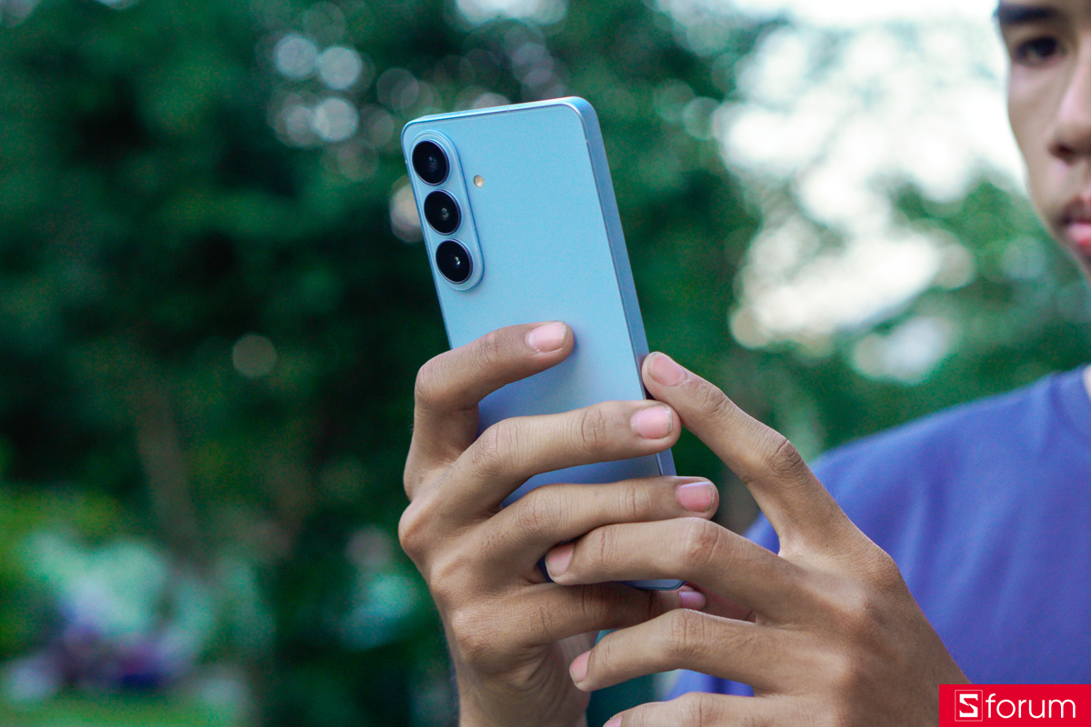 Đánh giá Samsung Galaxy S26 Plus về cảm giác cầm nắm