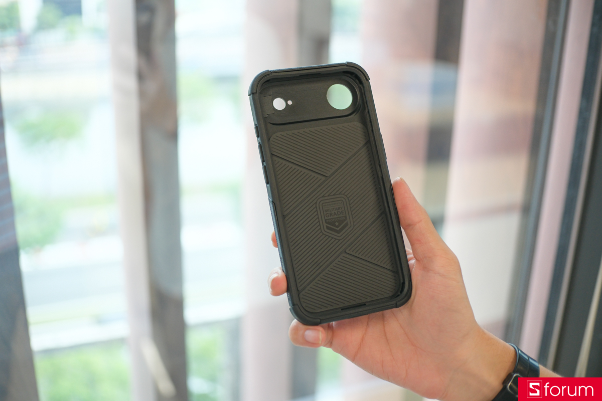 Trên tay ốp lưng ESR iPhone 17 series và iPhone Air dòng Cyber bên trong là lớp lót microfiber